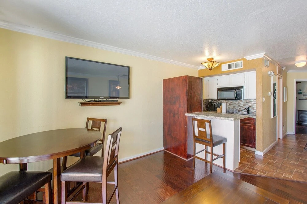 Victorian Escape - Serene Condo With Beach Views 1 Bedroom Condo by Redawning