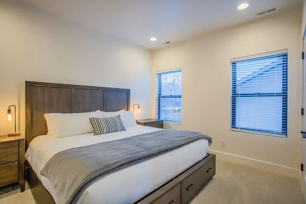 6bd3.5ba?downtown Modern Luxury W/hot Tub?