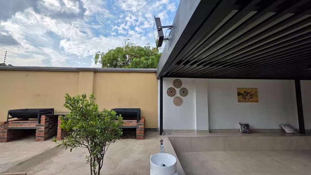 Cottage - Sleeps 4 - Pool - Near Airport