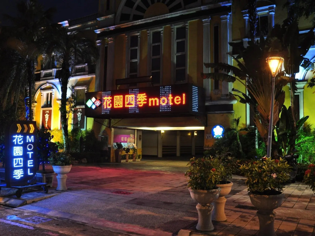 CHATEAU MOTEL