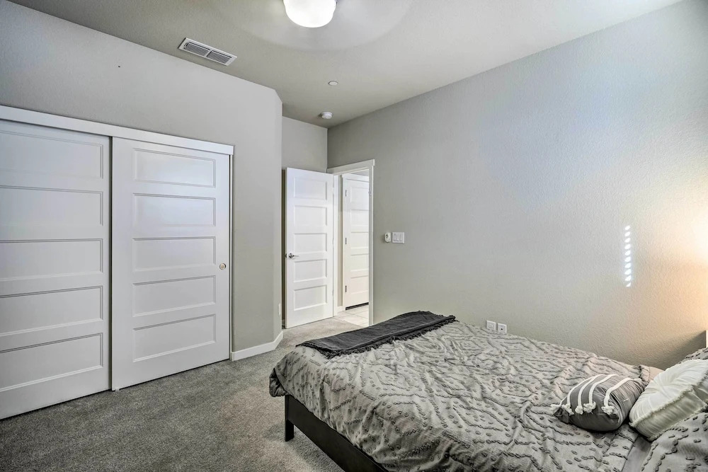 Pet-friendly Elk Grove Retreat w/ Balcony!