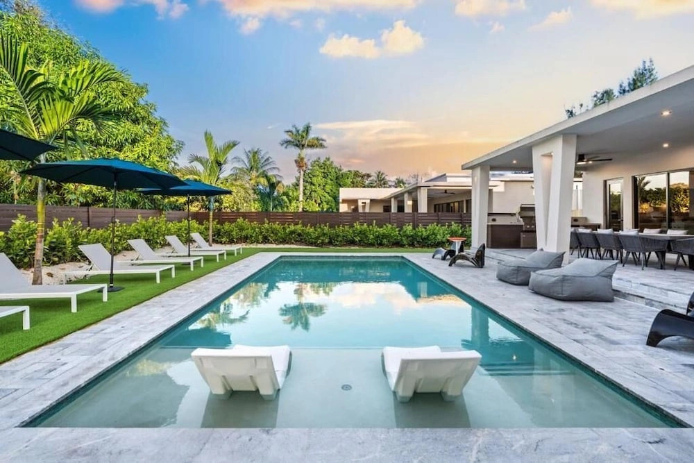 Miami Ultra Villa w Pool by Glam Homes