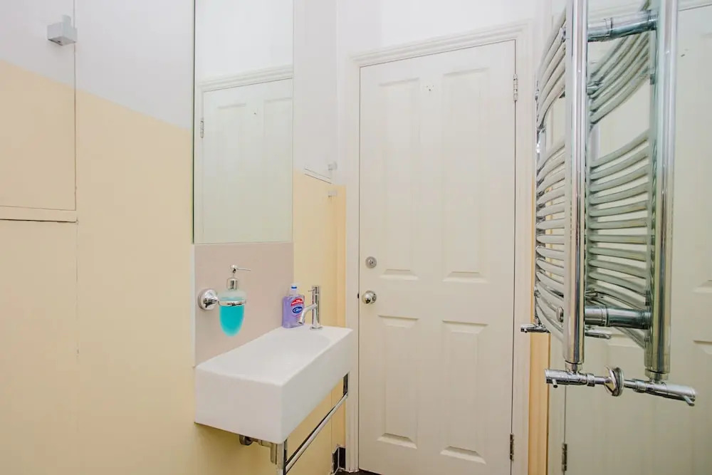 1 Bedroom Apartment in Heart of Shepherd's Bush Accommodates 4