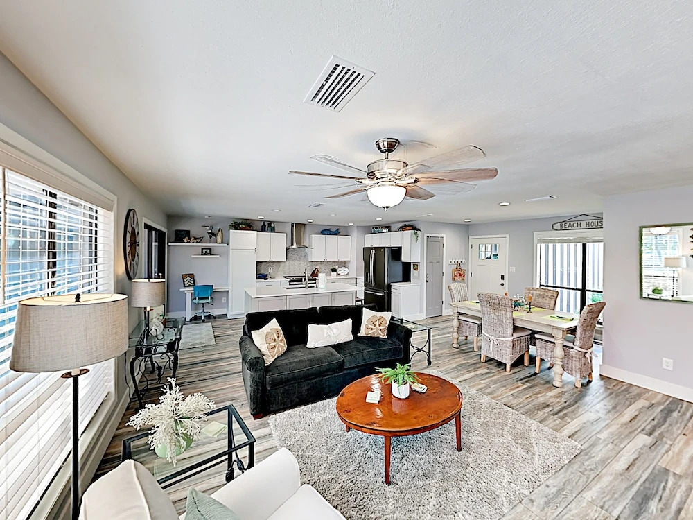 Luxe Gem W/ Golf Cart & Two Bikes As Of August 1st 2 Bedroom Home