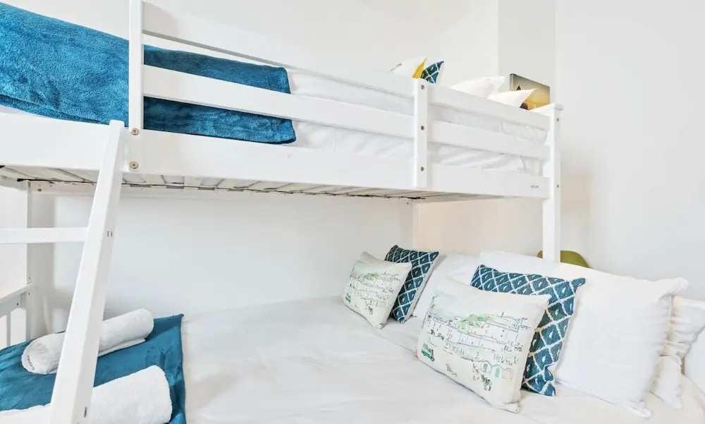 Seaview Heights - two Bedroom two Bathroom Loft Style Apartment Direct Distant sea Views - Fast Wifi