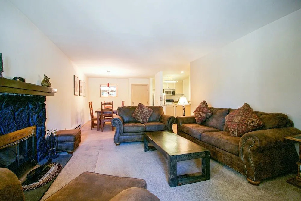 Summit 211 Spacious and Clean, Private Balcony, On Free Shuttle Route by RedAwning
