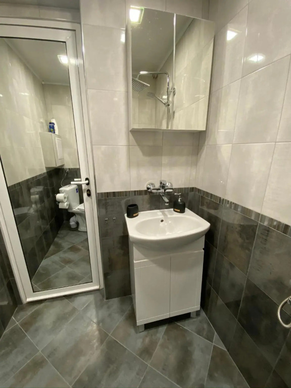 Fantastic 2 Bedroom Apartment - Top Center