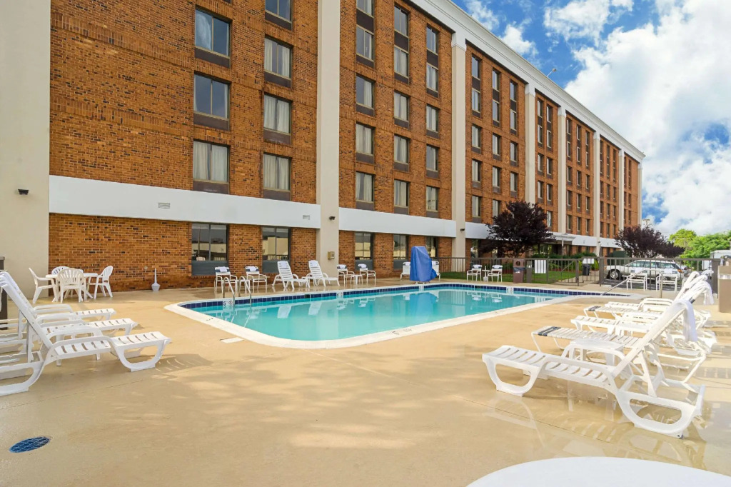 Holiday Inn & Suites Richmond West End by IHG