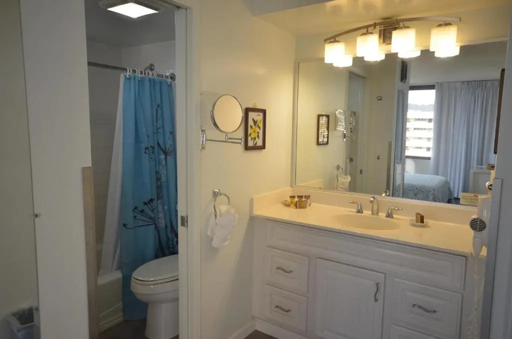 Romantic Waikiki Banyan 2513 with Ocean and Diamond Head Views and Free Parking!