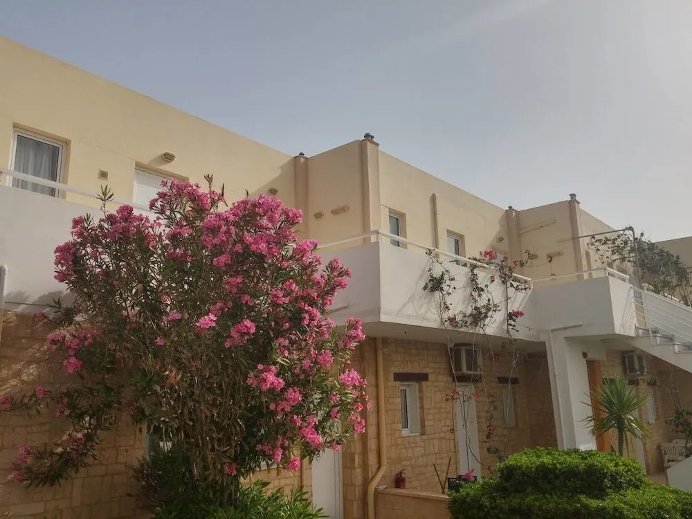 Chrisanna Apartments & Studios