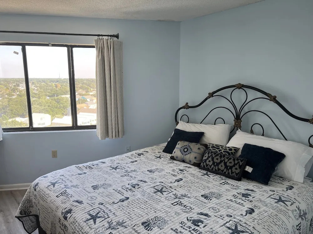 Royal Garden Resort 1401 3 Bedroom Condo by RedAwning