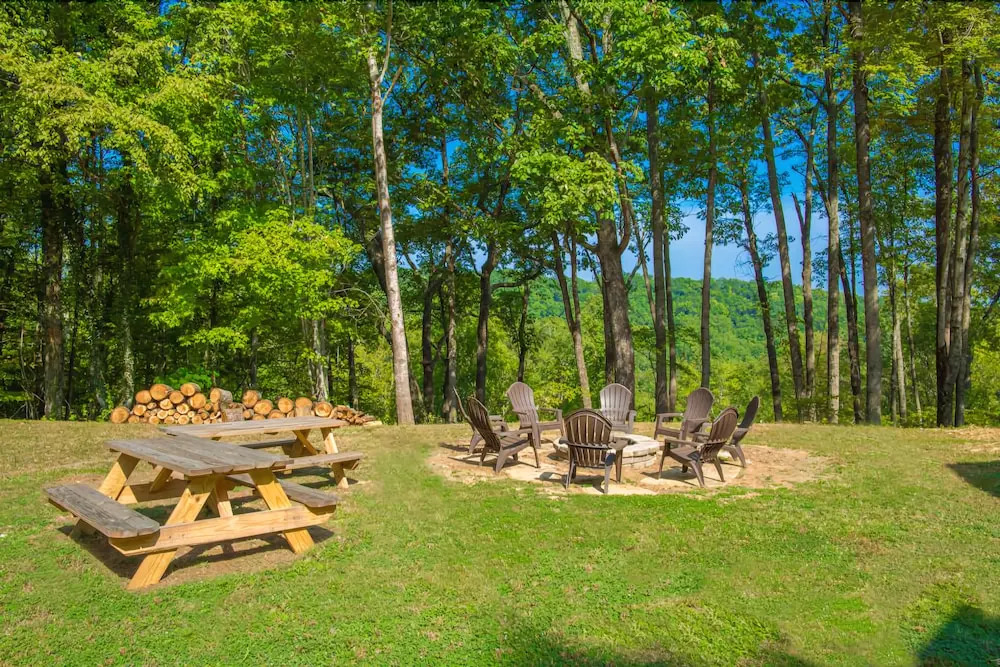 Parkside Lodge 6 Bedroom Home with Hot Tub