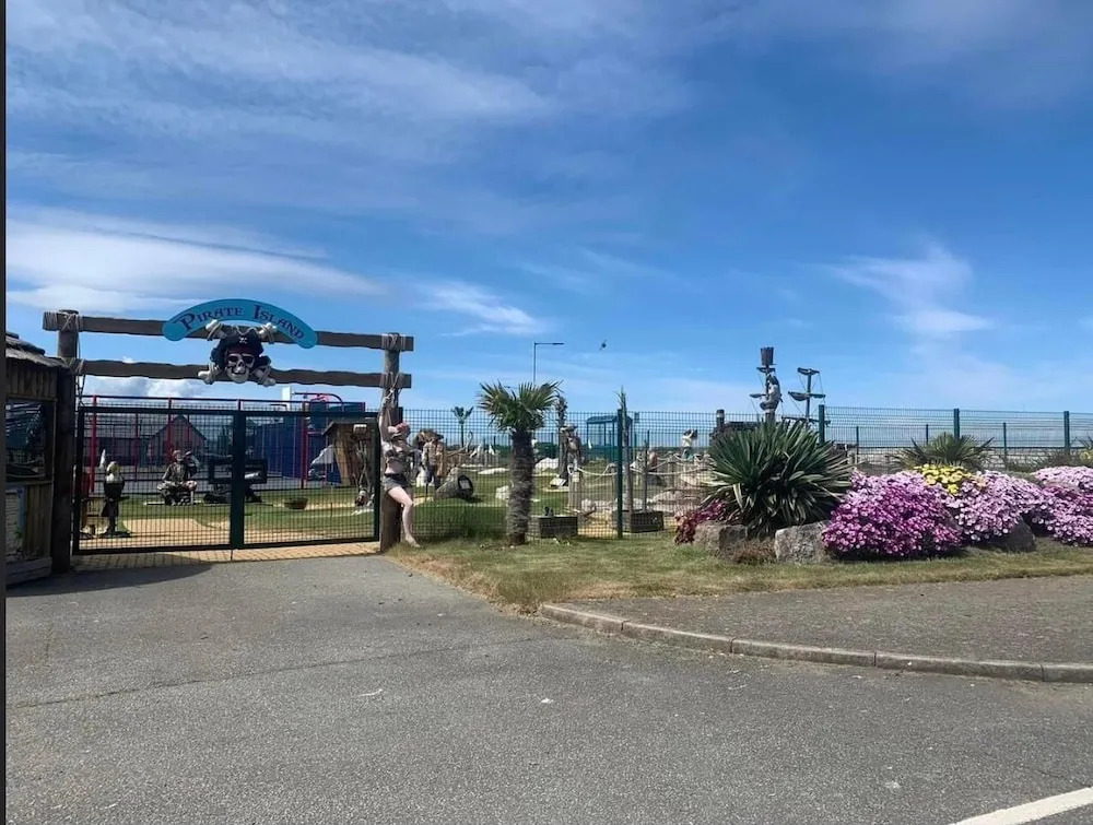 3 Bed, Sleeps 6, Parking