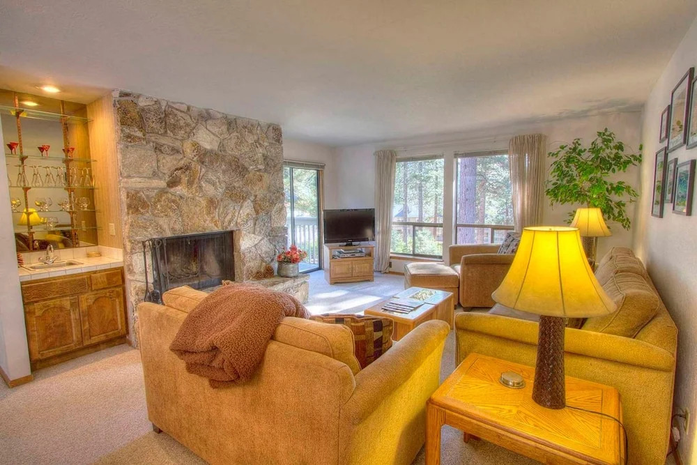 Ski Lake Lodge by Lake Tahoe Accommodations