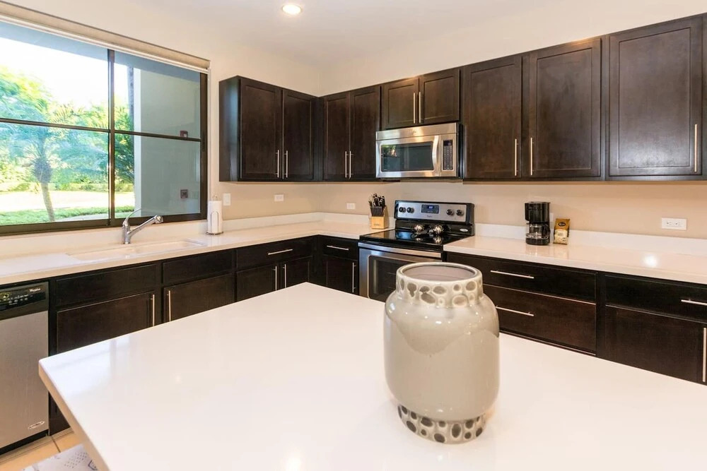 Stylish 1-bedroom That Opens on Pool -pacifico L303