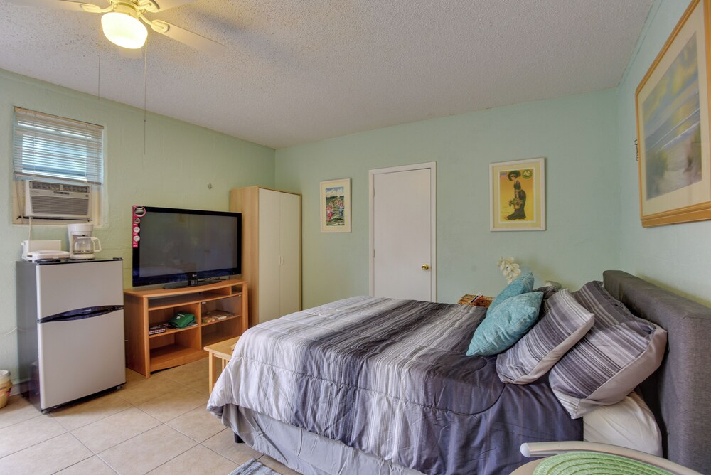 Convenient Sarasota Studio w/ Lush Backyard!