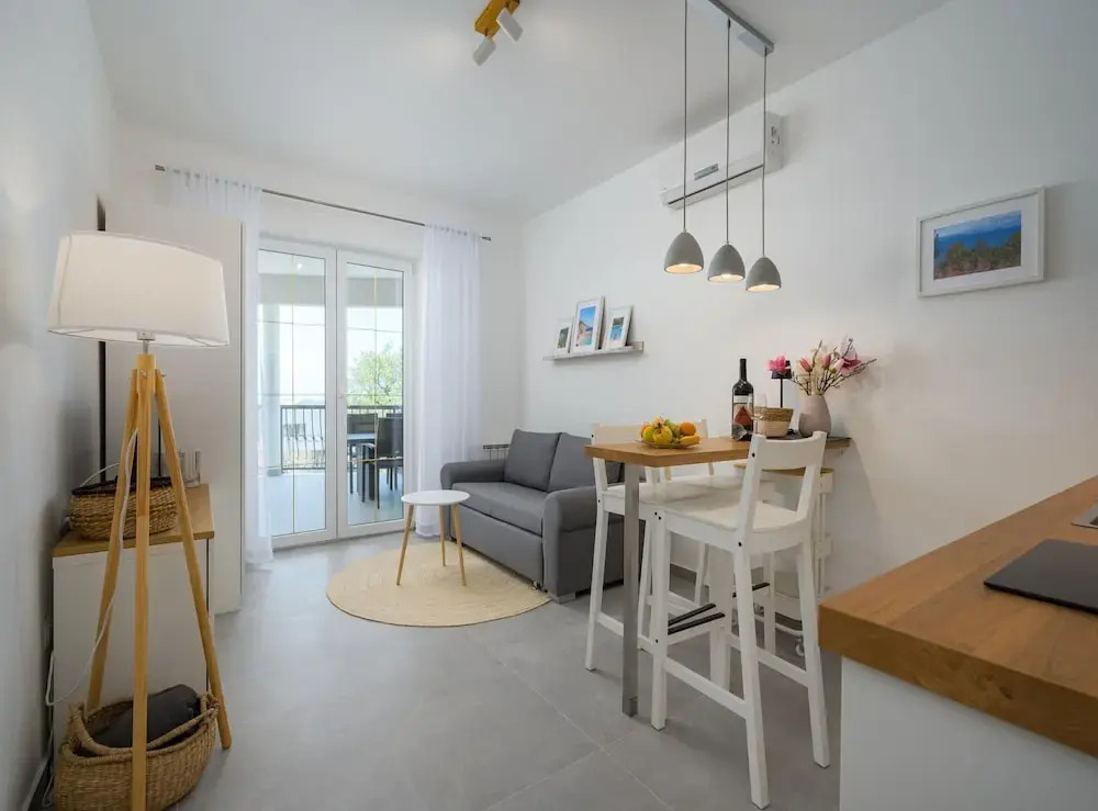 Bright Apartment With Communal Pool