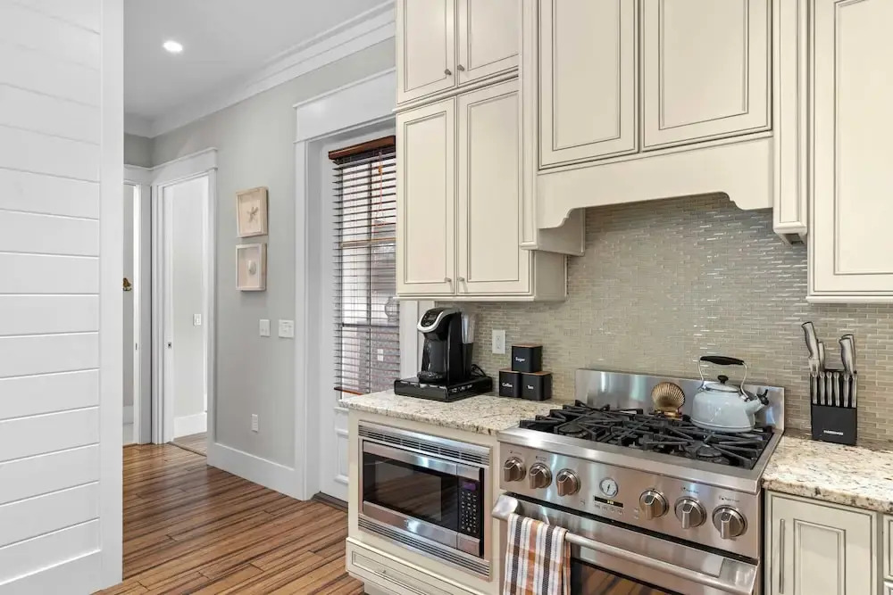 Seagrove Gardens Mins to the Beach, Santa Rosa Retreat w/ A+ Design