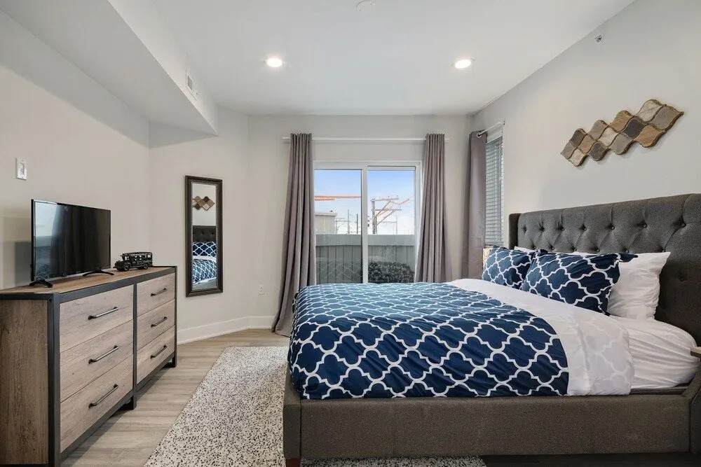 Bright 3 Bedroom + Rooftop Views