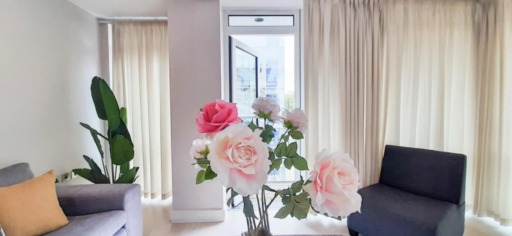 Luxurious Two Bed Two Bath with Balcony in Angel