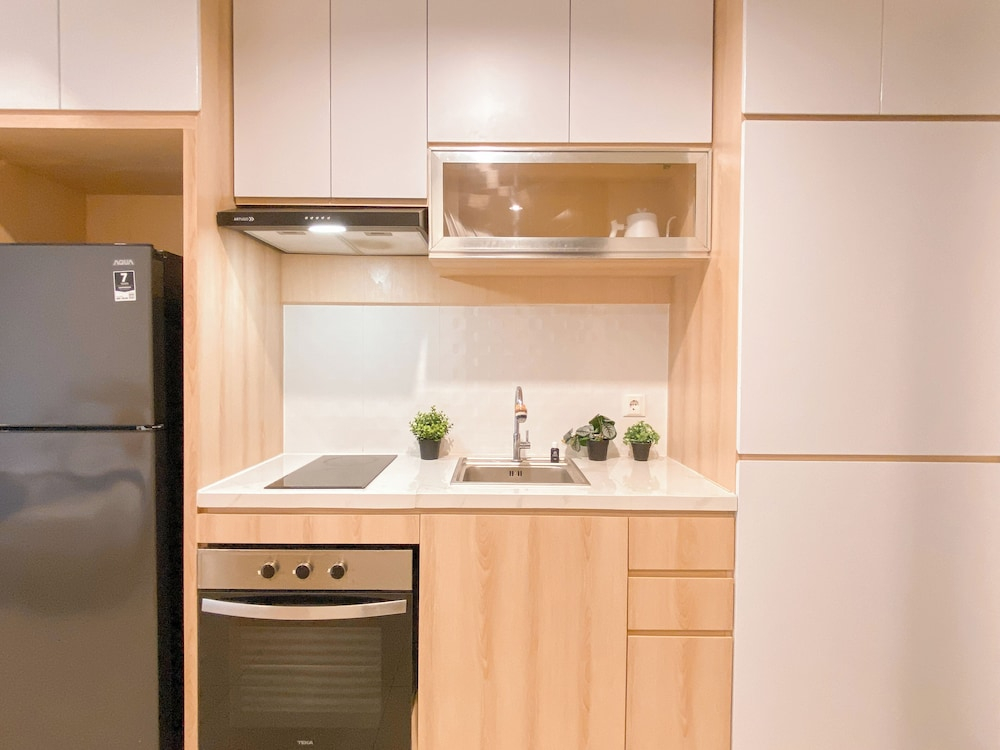 Cozy And Neat Studio At Cleon Park Apartment