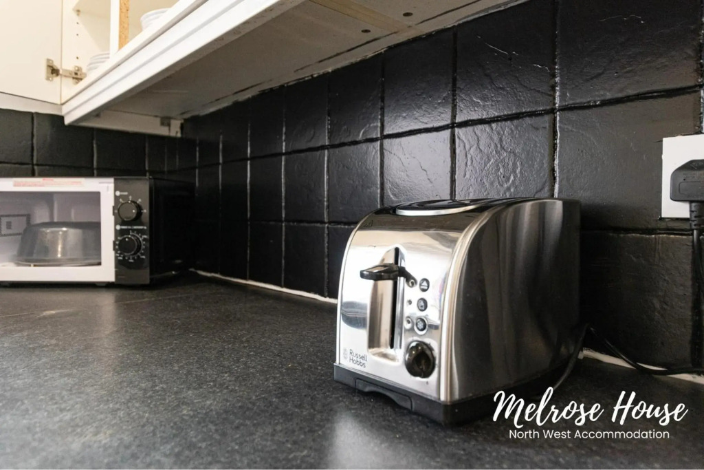 Newly Refurbished 2-Bedroom Home in Manchester 10 Mins from City Centre with free WiFi by North West Accommodation