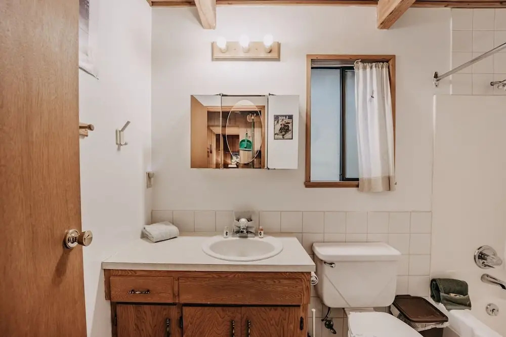 53mbr - Hot Tub - Wi-fi - Sleeps 6 1 Bedroom Home by RedAwning