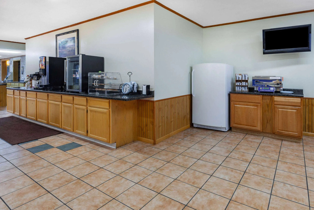 Days Inn & Suites by Wyndham St. Ignace Lakefront