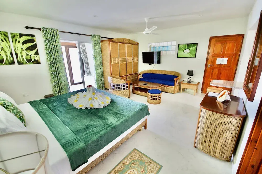 La Petite Maison and Sea Splash