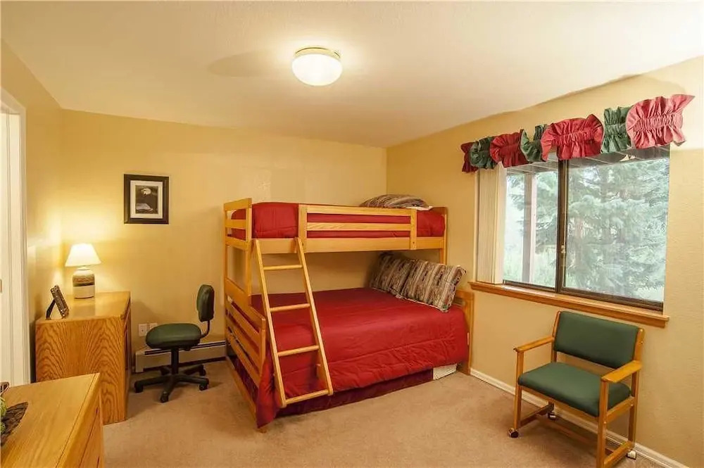 143 Park Forest (Private Home with Hot Tub)