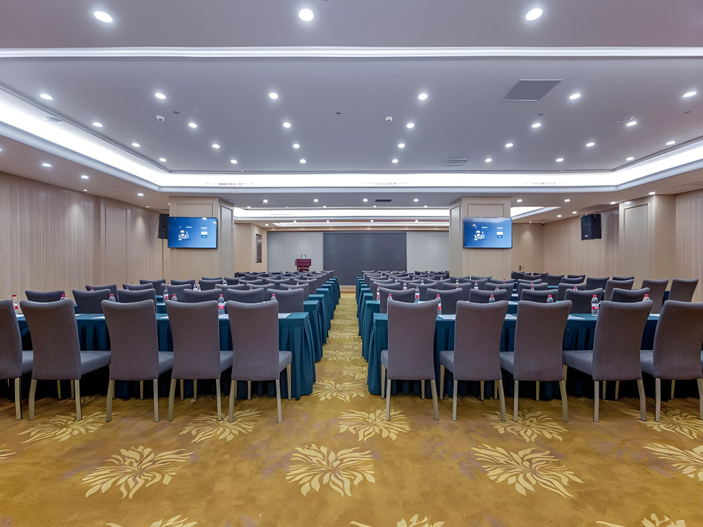 Vienna International Hotel (Huanggang Normal College Ruitian Plaza)