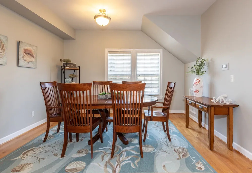 Newly Renovated Beach Cottage Walking Distance to Virginia Beach Oceanfront and Boardwalk