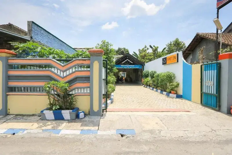 Spot On 2440 Wallet Family Residence Syariah