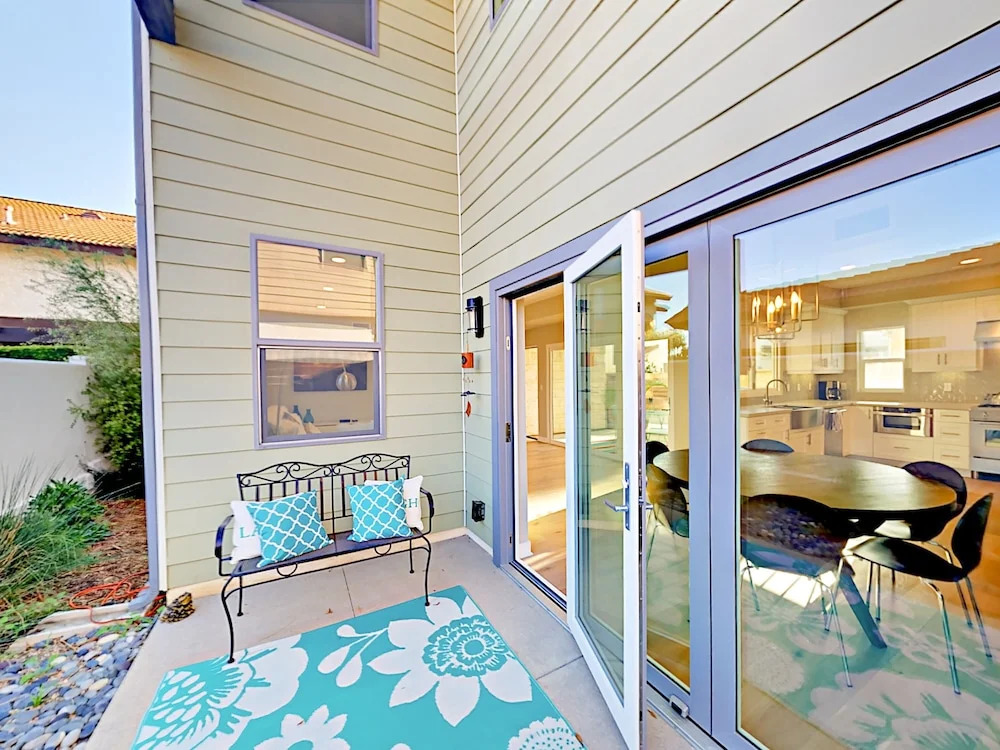 Bright & Breezy Retreat - Walk to Tamarack Beach home