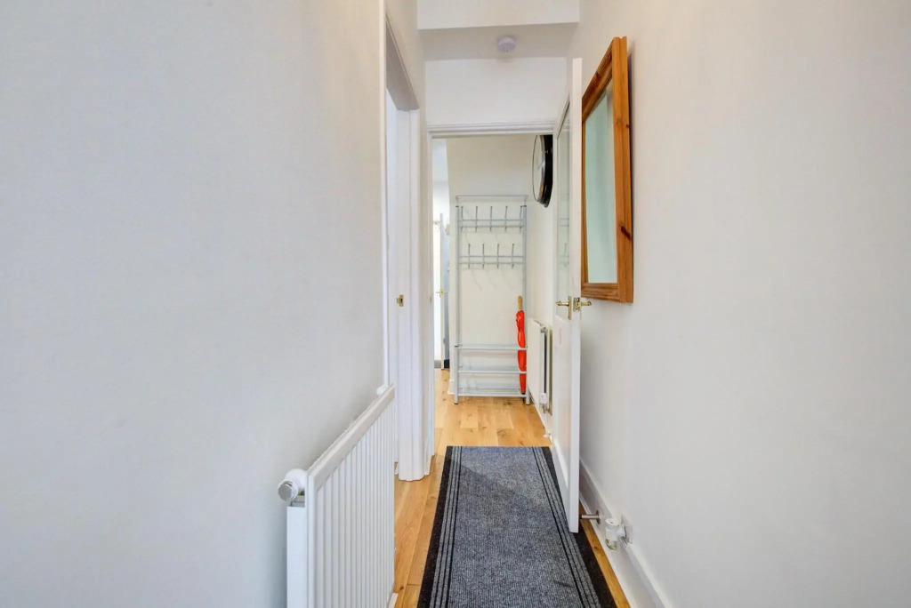 Cosy 2 Bed House in Leyton - Close to Vibrant East Village, Westfield, Olympic Park and the Canals