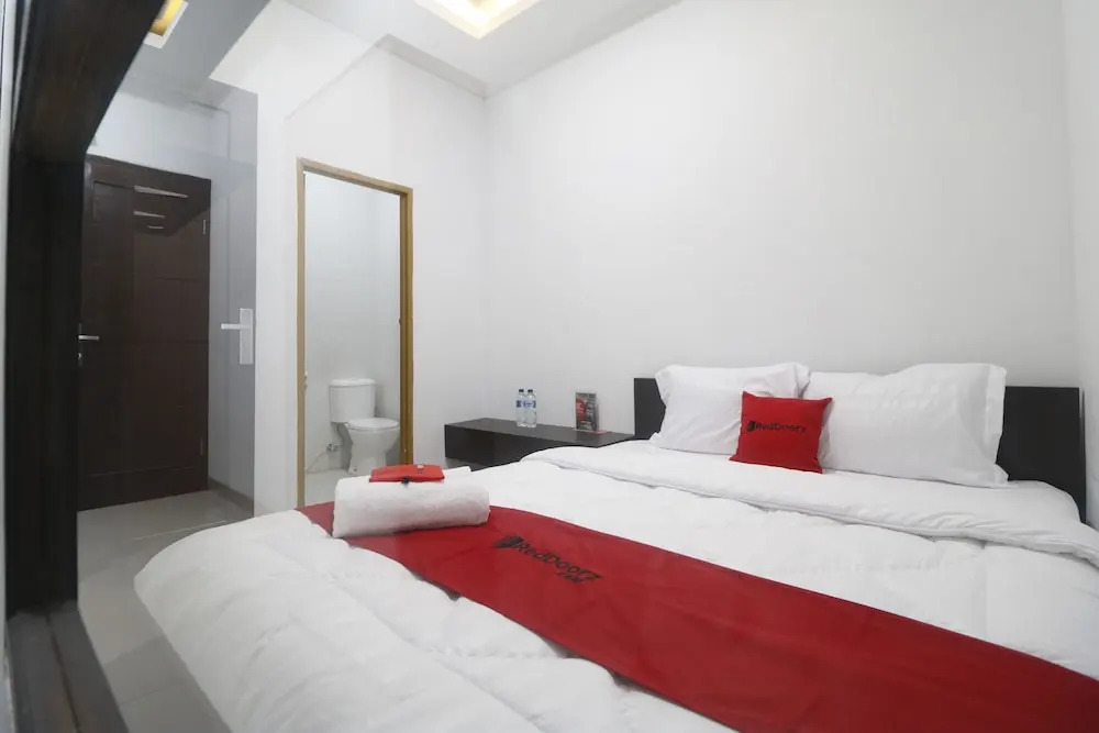 RedDoorz near Margonda Raya