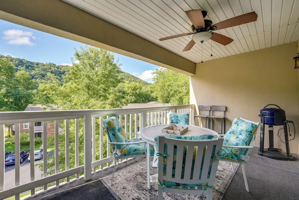 Indoor Pool Access: Golf Getaway Near 76 Strip!