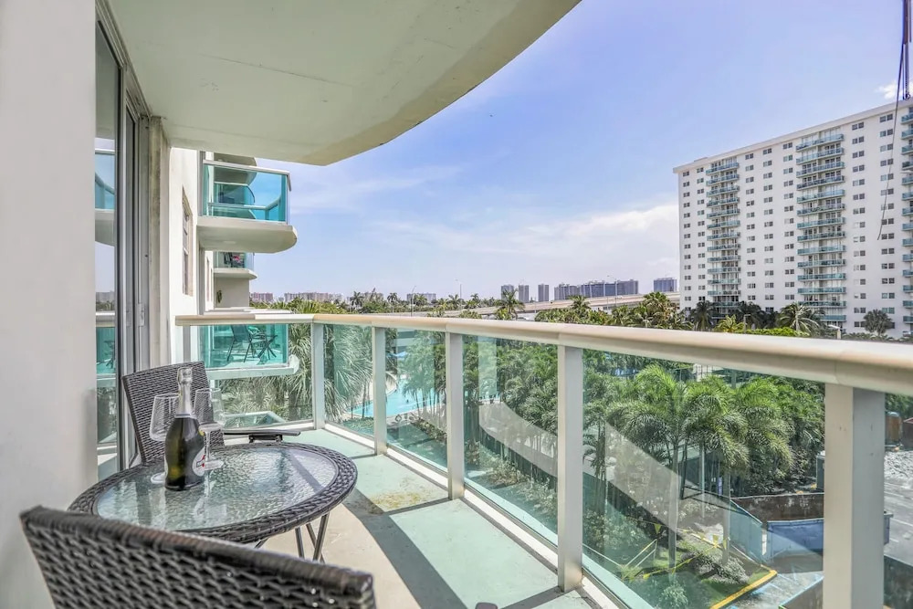 Amazing Condo 3 min to the Beach