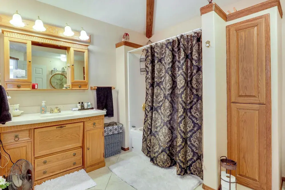 Salem Getaway w/ Hot Tub Near Parks & Boating!