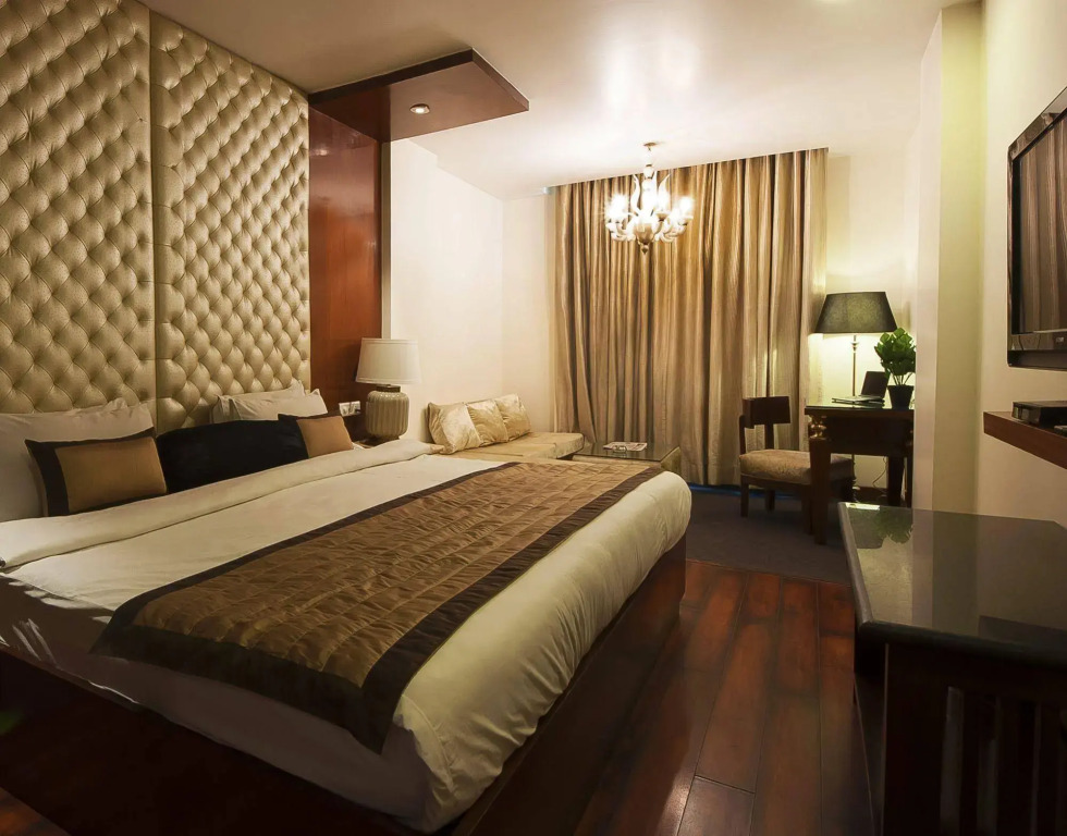 Hotel Aura - 05 Mins from New Delhi Railway Station & Connaught Place