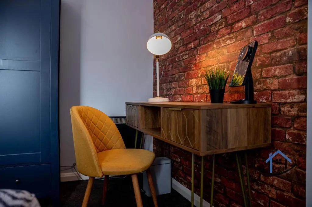 Flat 5, super king bed, free parking, workspace, free wi-fi