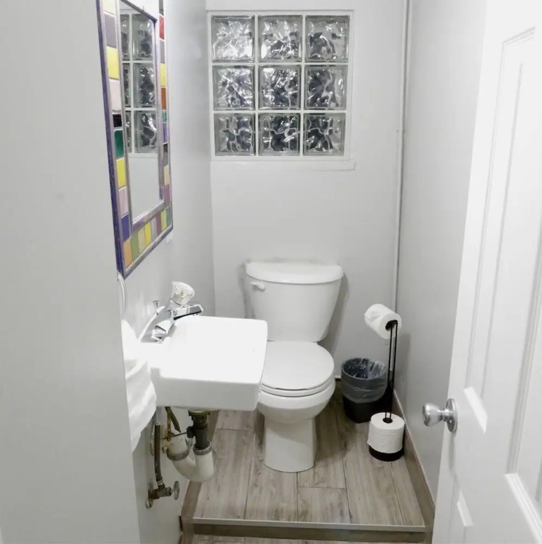 Federalist Style Rowhouse Sleeps 4 With Parking