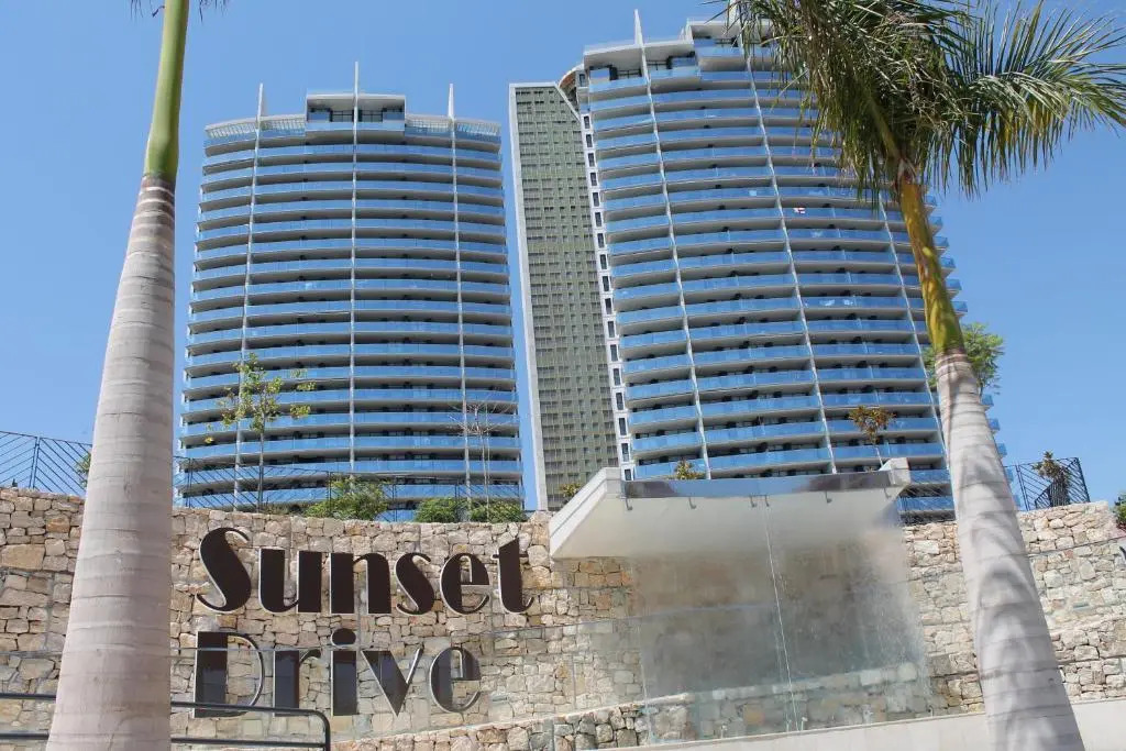 SUNSET DRIVE 128 Luxury Beach Retreat by CAR