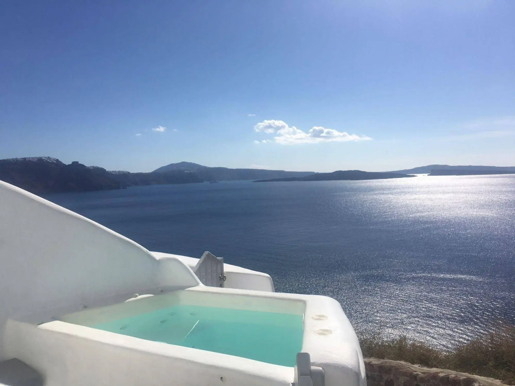 Liakada Oia Suites