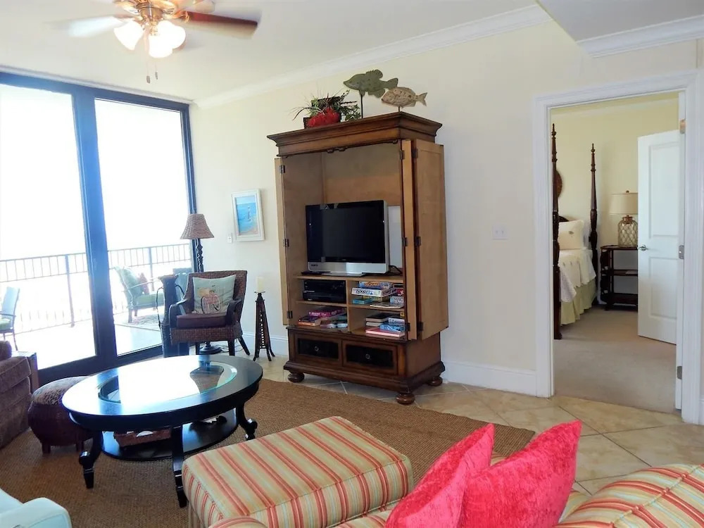 719 Holiday Isle 719 2 Bedroom Condo