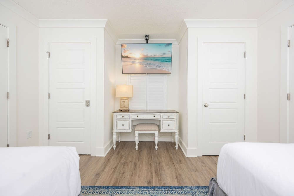 Phoenix Vi 6906 2 Bedroom Condo