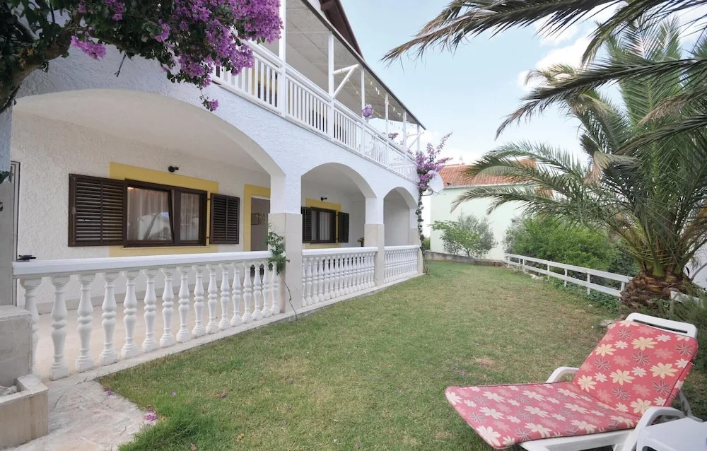 Stunning Home in Marina With Wifi and 2 Bedrooms