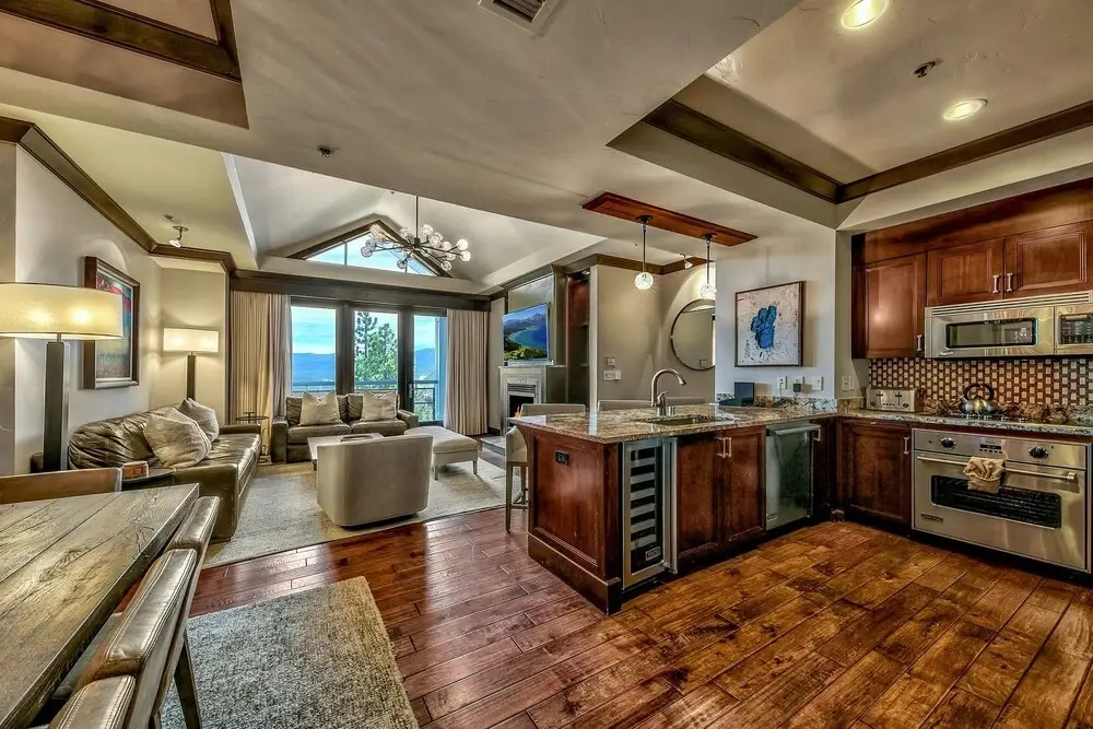 Must See Luxury Vacation  - Sleeps 10 4 Bedroom Condo by RedAwning