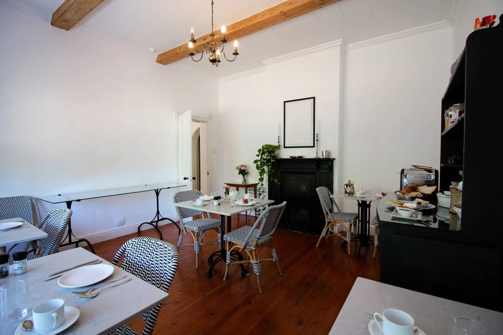 Whispering Oaks Guest House