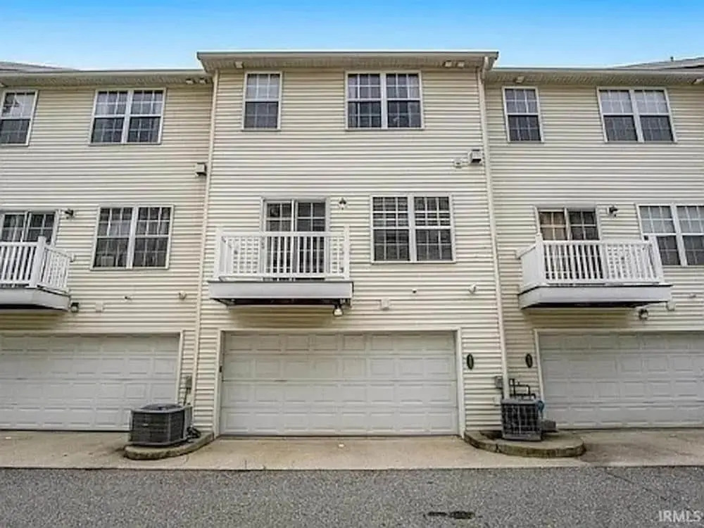 Walk to Notre Dame Spacious 3BR Townhome w Garage Family-friendly Amenities 123p